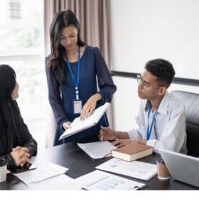 đứng tên thành lập nhiều công ty