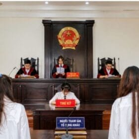 người tham dư phiên tòa