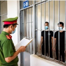người đang bị tạm giam